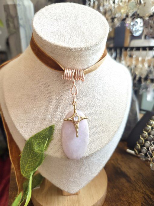 Pendentif kunzite : etoile d’or -amour & apaisement 