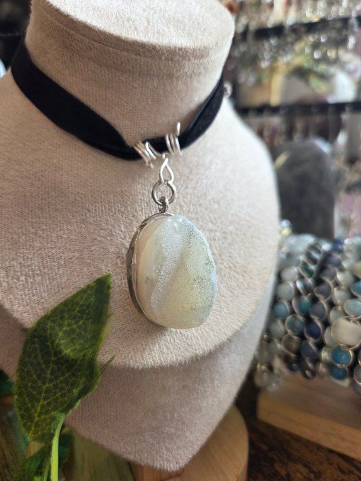  Amulette Agate Blanche druzy Fleur –  Douceur & Harmonie   ✨ 