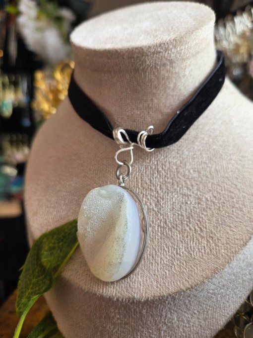  Amulette Agate Blanche druzy Fleur –  Douceur & Harmonie   ✨ 