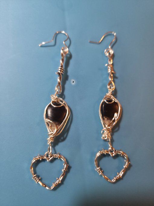 Boucles d’oreilles bois fossile de palmier avec breloque barbelé. 