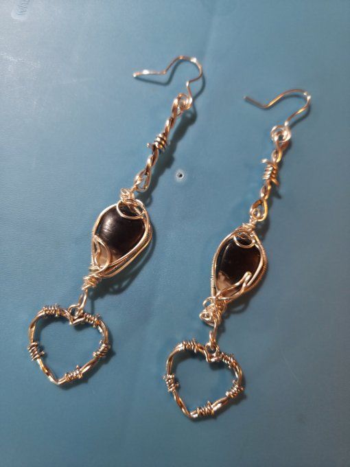 Boucles d’oreilles bois fossile de palmier avec breloque barbelé. 