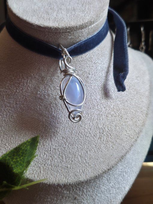Pendentif calcedoine Blue lace-mini Sérénité, Confiance et Expression ✨