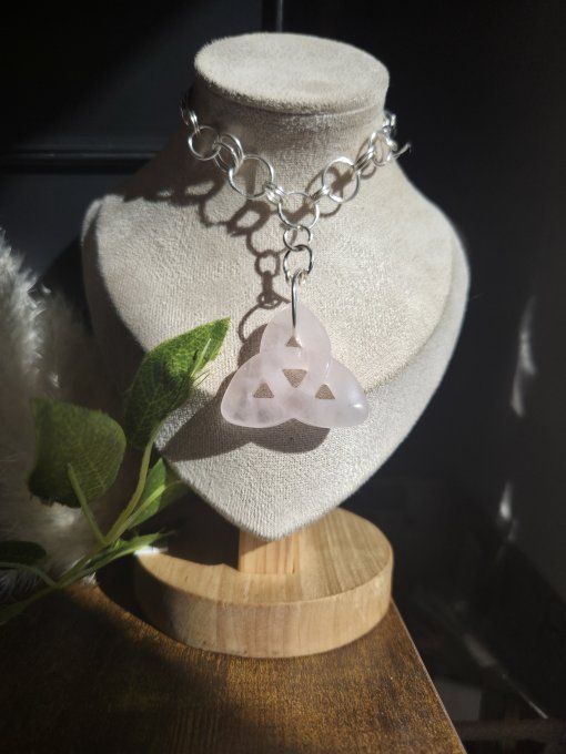 Collier triketra Quartz rose , La Pierre De L’Amour Et De La Douceur  