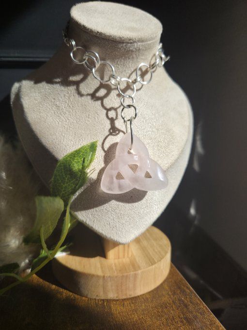 Collier triketra Quartz rose , La Pierre De L’Amour Et De La Douceur  