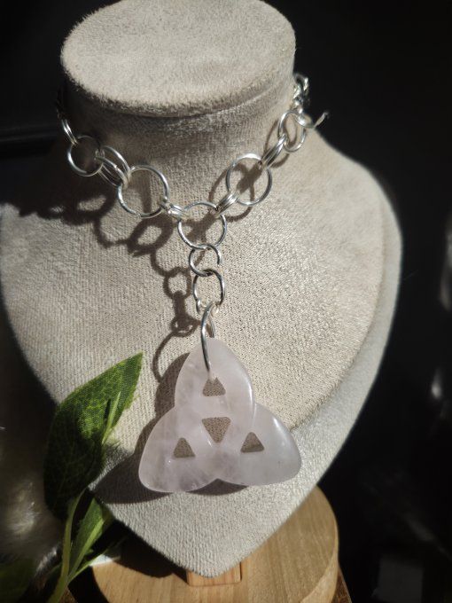 Collier triketra Quartz rose , La Pierre De L’Amour Et De La Douceur  