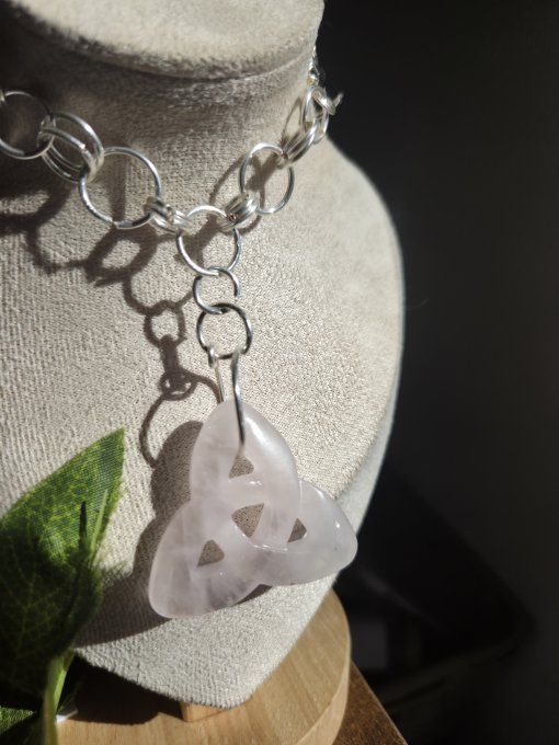 Collier triketra Quartz rose , La Pierre De L’Amour Et De La Douceur  