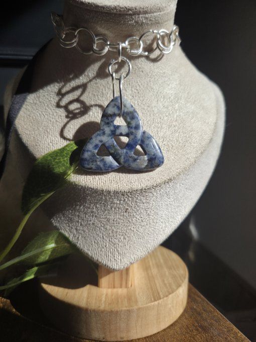 Collier triketra Sodalite – Humilité, Courage Et Communication   