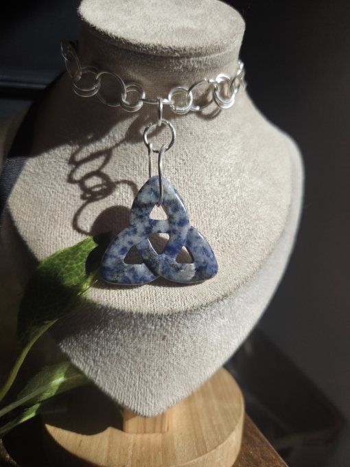 Collier triketra Sodalite – Humilité, Courage Et Communication   