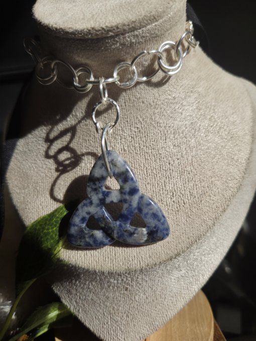 Collier triketra Sodalite – Humilité, Courage Et Communication   