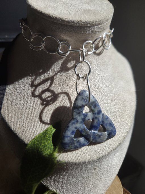 Collier triketra Sodalite – Humilité, Courage Et Communication   