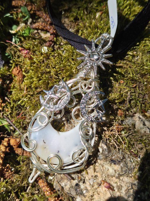 Pendentif Triple Lune – Merlinite pour Équilibre et Magie