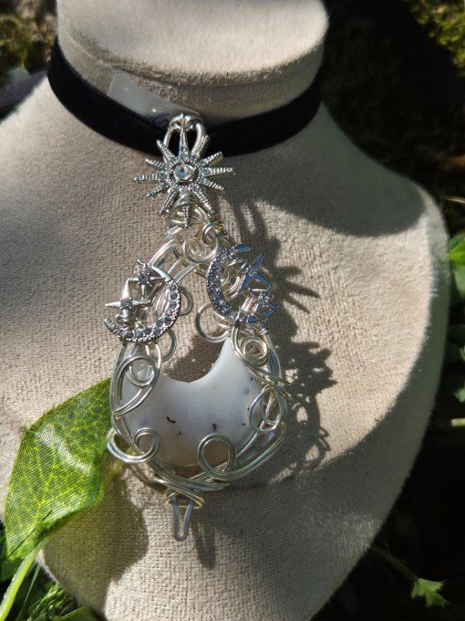 Pendentif Triple Lune – Merlinite pour Équilibre et Magie