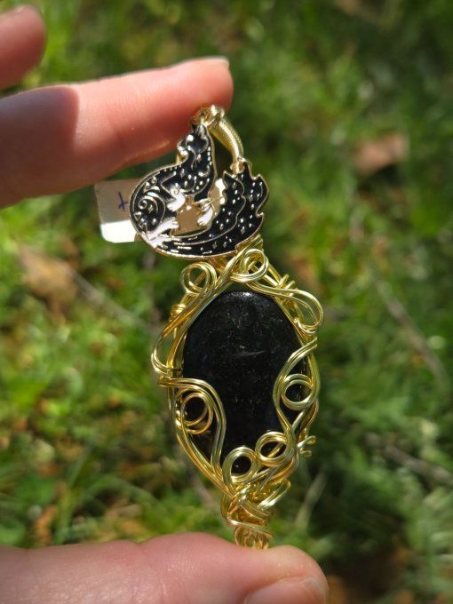 Pendentif Nuummite, amulette Pierre des Sorcièress 