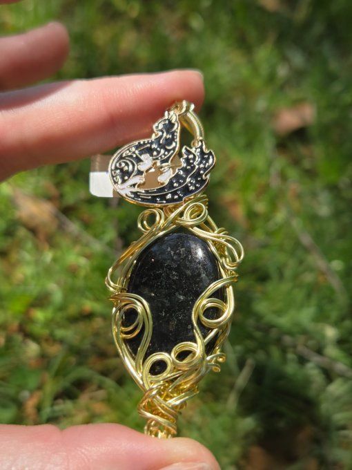 Pendentif Nuummite, amulette Pierre des Sorcièress 