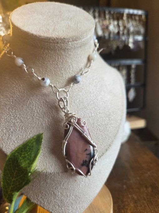 Pendentif rhodonite naturelle, apaisement & soin du cœur