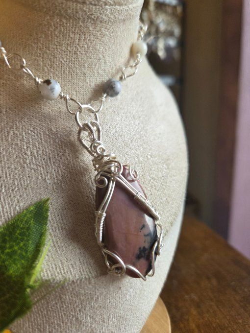 Pendentif rhodonite naturelle, apaisement & soin du cœur