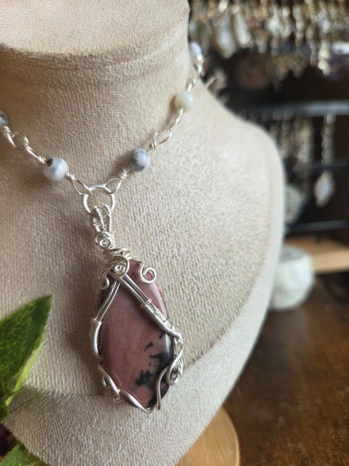 Pendentif rhodonite naturelle, apaisement & soin du cœur