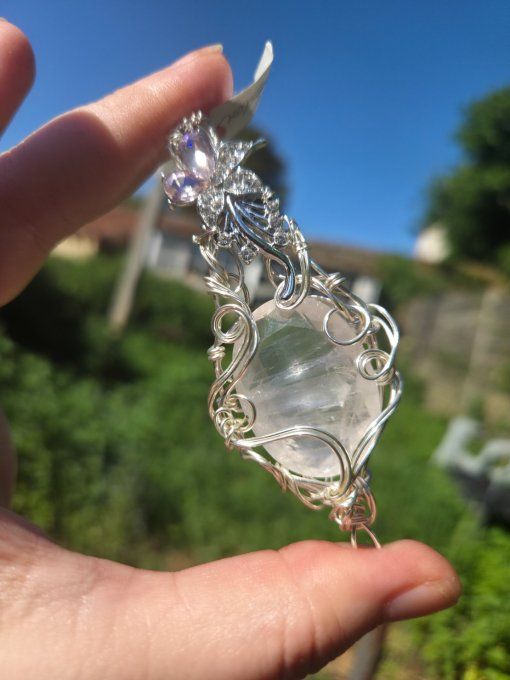 Amulette Quartz rose , fleur d'amour 