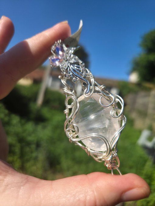Amulette Quartz rose , fleur d'amour 