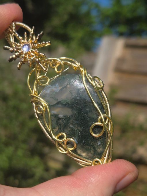 Pendentif En Agate Mousse – Connexion, Renouveau & Sérénité  