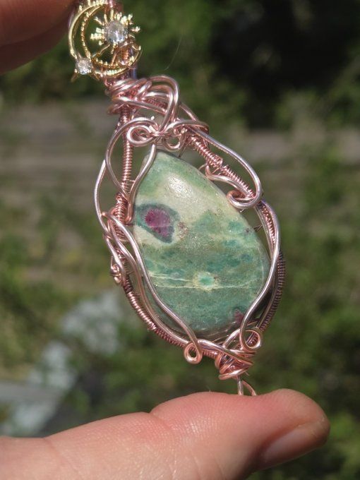 Pendentif Rose En Fuchsite – Amour Inconditionnel, Protection & Clarté  