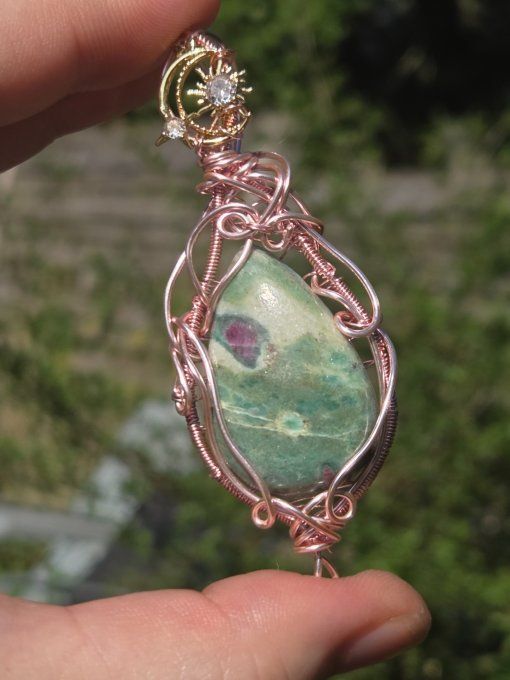 Pendentif Rose En Fuchsite – Amour Inconditionnel, Protection & Clarté  