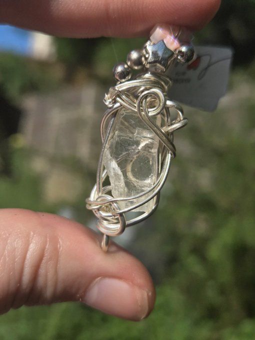 Amulette Pétalite – Pierre De Paix Et De Connexion Spirituelle   ✨