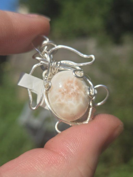 Pendentif Tortue Natrolite -Douceur Incarnée