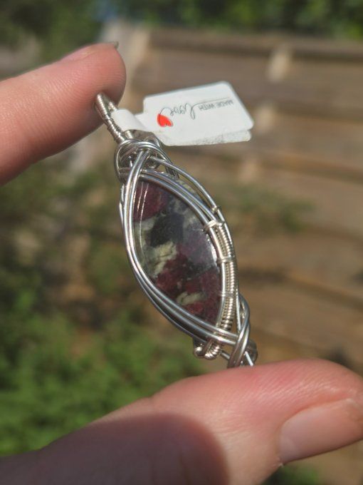 Pendentif en Eudialyte naturelle, amour de soi