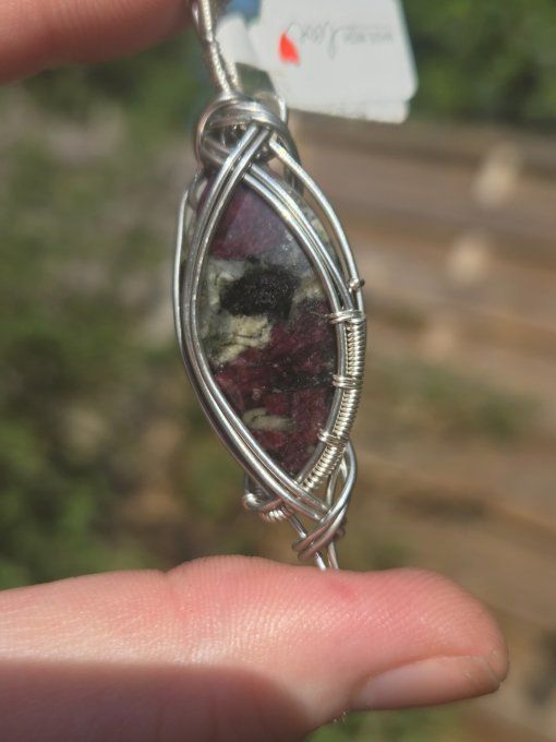 Pendentif en Eudialyte naturelle, amour de soi