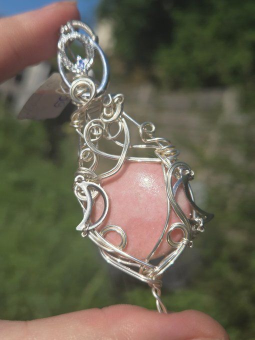 Pendentif Triple Lune – Thulite (Zoisite Rose), Équilibre Émotionnel