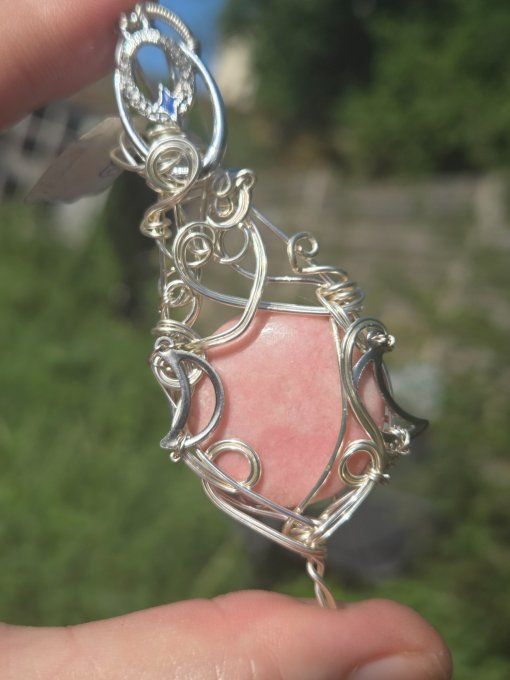 Pendentif Triple Lune – Thulite (Zoisite Rose), Équilibre Émotionnel