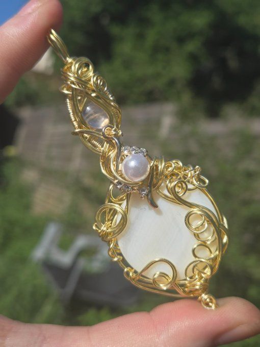 Amulette Légende d’amour : nacre et quartz rose 