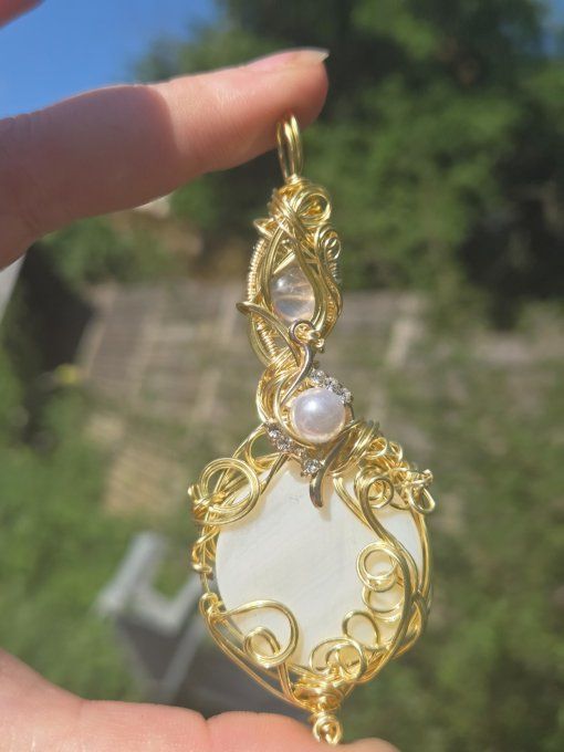 Amulette Légende d’amour : nacre et quartz rose 