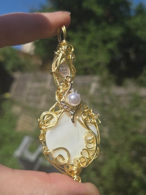 Amulette Légende d’amour : nacre et quartz rose 