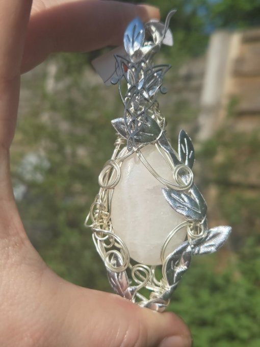 Pendentif Amulette Calcite Rose – Amour Inconditionnel Et Sérénité     
