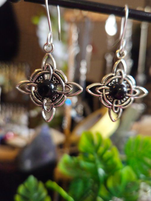 Boucle d’oreille Onyx  Noire-  protection , force.  Courage  