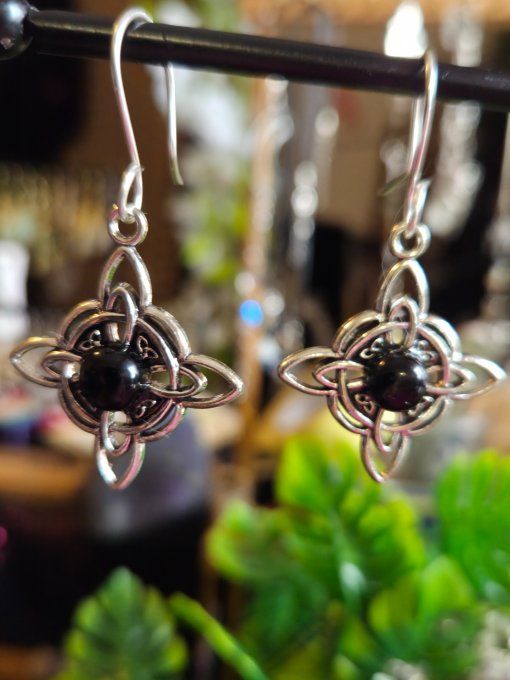 Boucle d’oreille Onyx  Noire-  protection , force.  Courage  