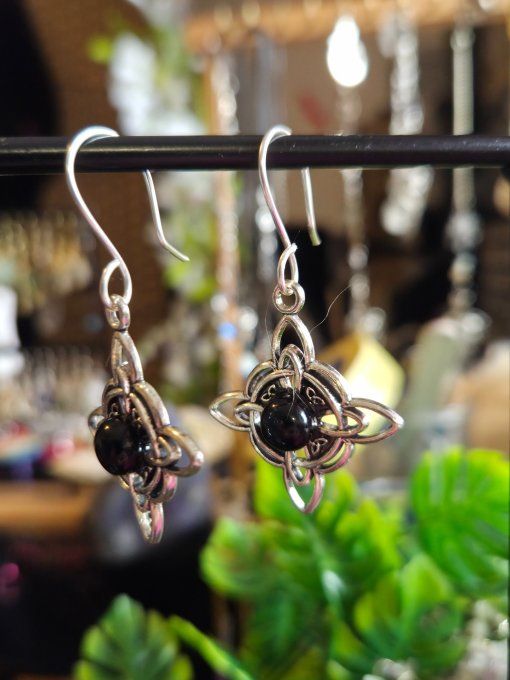 Boucle d’oreille Onyx  Noire-  protection , force.  Courage  