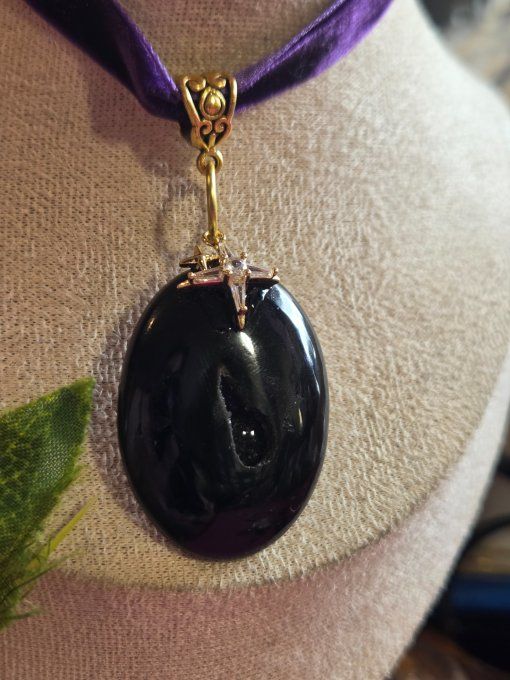 Pendentif onyx noire -Force , courage et confiance  