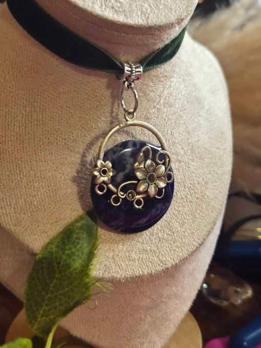 Pendentif Sodalite ,florale- Humilité, Courage Et Communication  