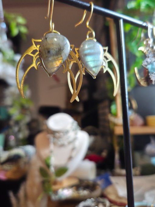 Boucles D’Oreilles En Labradorite – Lune Protection & Éclat Intuitif  