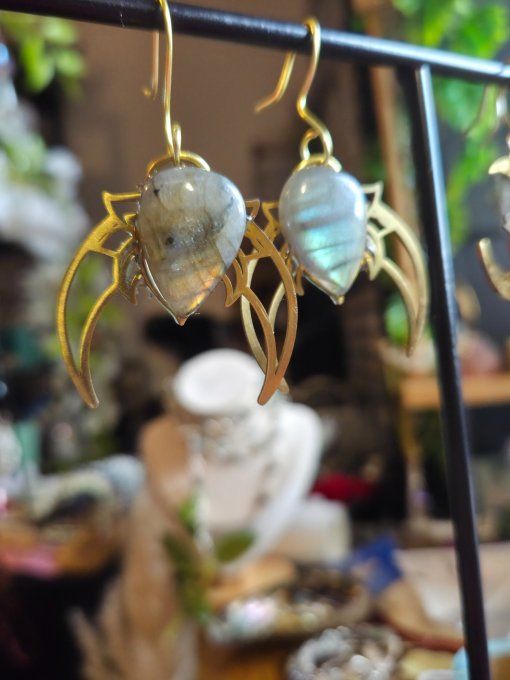 Boucles D’Oreilles En Labradorite – Lune Protection & Éclat Intuitif  