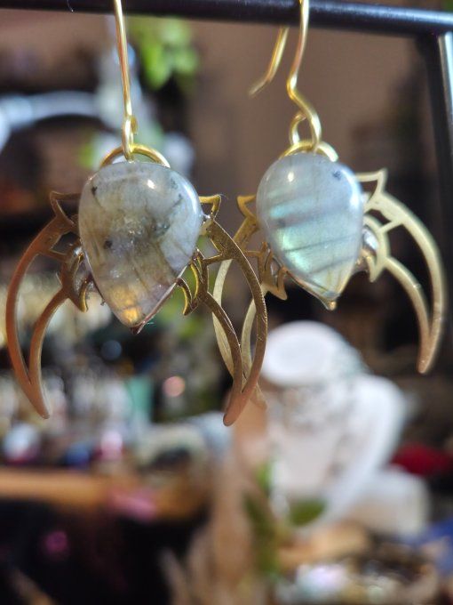 Boucles D’Oreilles En Labradorite – Lune Protection & Éclat Intuitif  