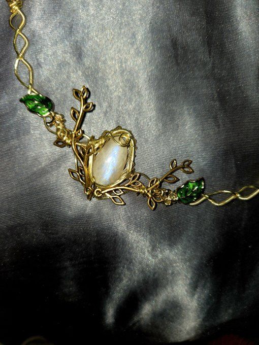 Collier  Gaïa en Belomorite : pierre de Lune Pêche .