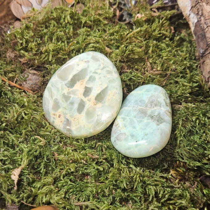 Garnierite,pierre de lune verte  - galet