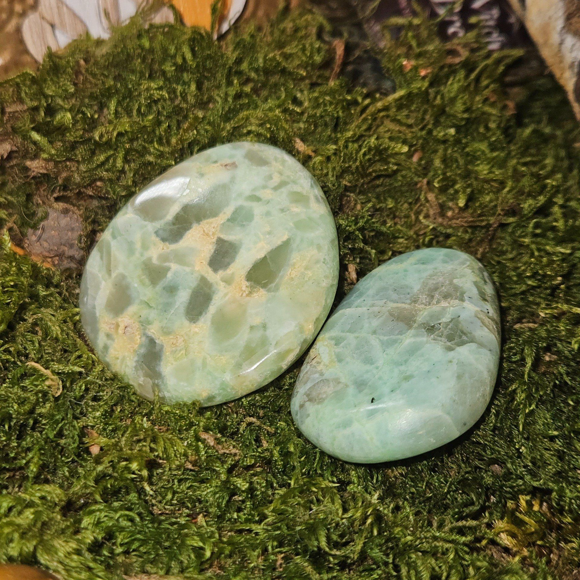 Garnierite,pierre de lune verte  - galet