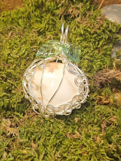 Pendentif Citrouille en Scolécite – Pierre de l’Amour et Harmonie