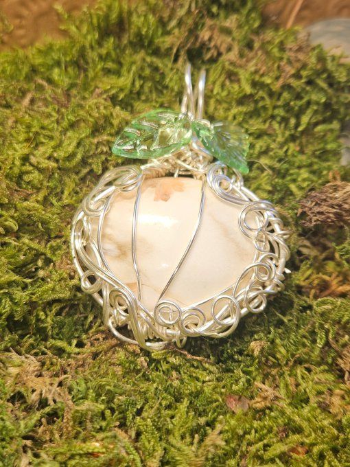 Pendentif Citrouille en Scolécite – Pierre de l’Amour et Harmonie