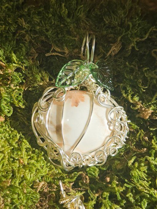 Pendentif Citrouille en Scolécite – Pierre de l’Amour et Harmonie